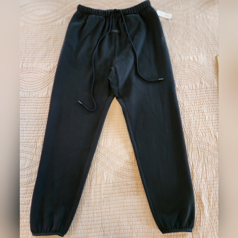 FEAR OF GOD ESSENTIALS SIZE SMALL BLACK SWEATPANTS NWT!! 👀🔥👀🔥😮😮